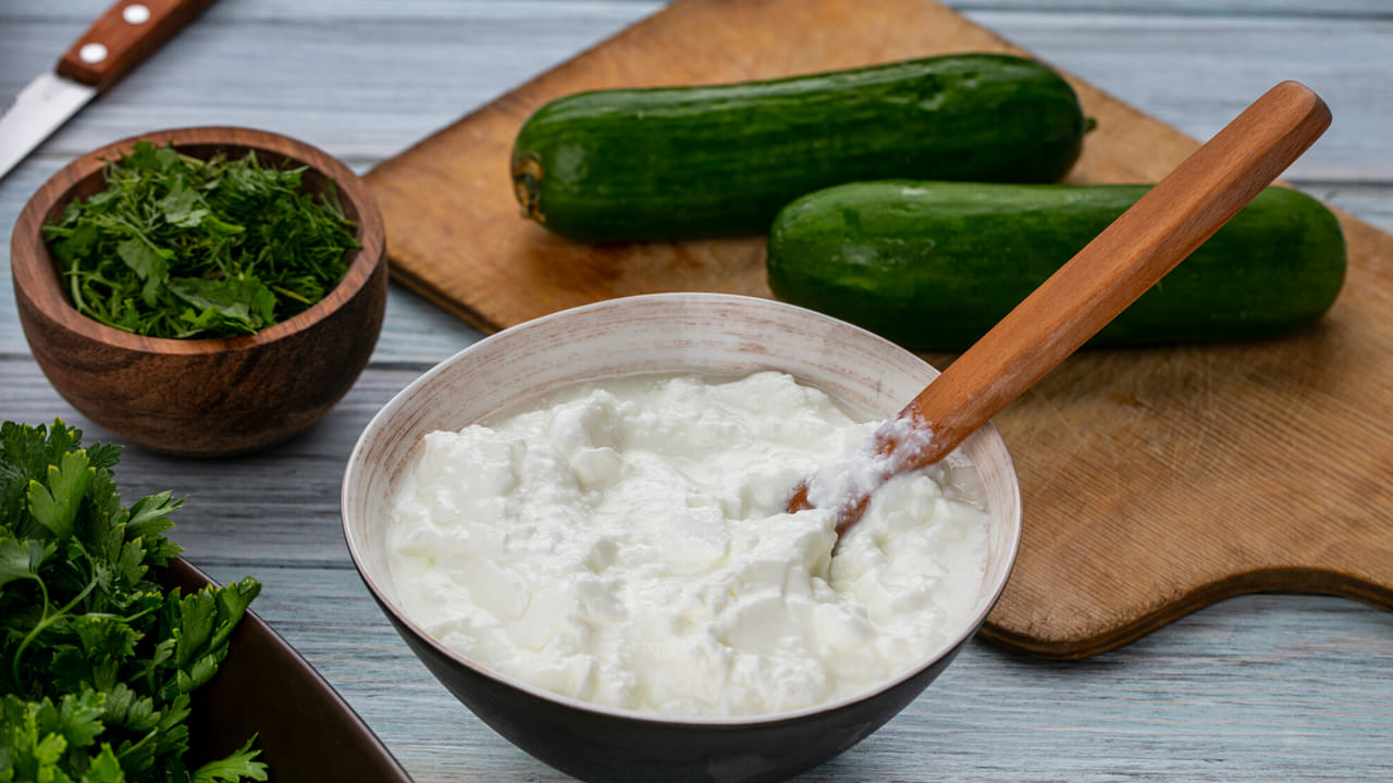 పెరుగు - దోసకాయ: చాలా ఇళ్లలో దోసకాయ రైతా ఫేమస్. అయితే దోసకాయ, పెరుగు రెండూ విపరీతమైన చల్లదనాన్ని ఇచ్చేవే. ఇవి శరీరంలో కఫంను పెంచుతాయి. దీనివల్ల జీర్ణక్రియ మందగించి, జలుబు, దగ్గు లేదా సైనస్ సమస్యలు ఉన్నవారికి ఇబ్బంది కలిగించవచ్చు.
