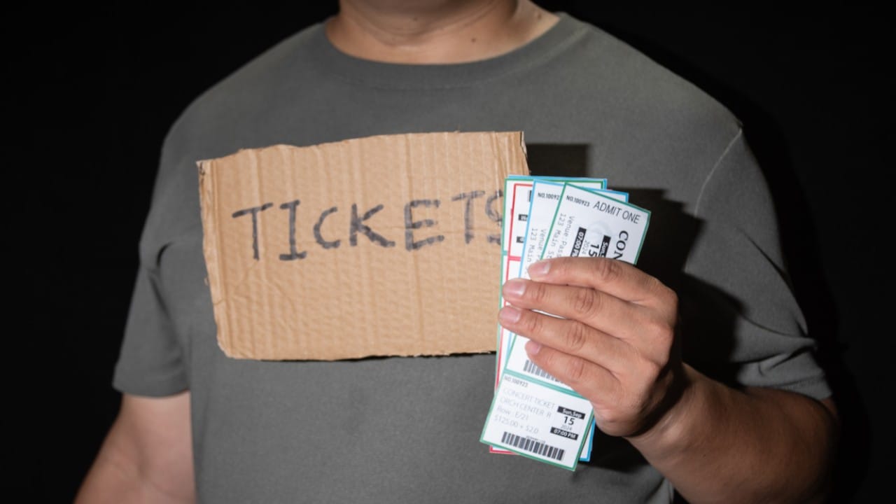 Ticket Scam 2026 : రూ.500 టికెట్ రూ.35 వేలు.. బ్లాక్ మార్కెట్ ముఠా గుట్టురట్టు.. మాజీ క్రికెటర్ అరెస్ట్