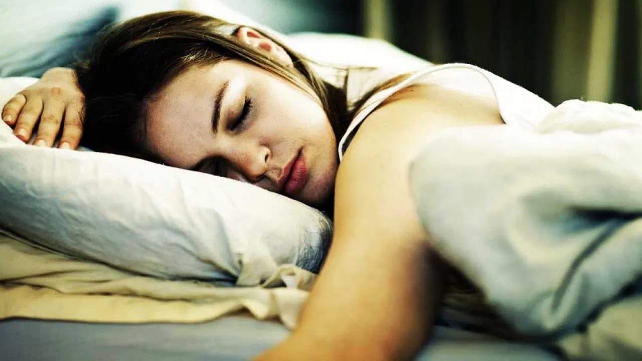 
కలలో పులి కనిపిస్తే..

కలలో పులి కనిపించడం అనేది చాలా అద్భుతమైన, శుభప్రదమైన సంకేతం. పులి కేవలం కనబడి, మనకు ఎటువంటి హాని చేయకుండా కనిపిస్తే, దాని ఫలితం చాలా సానుకూలంగా ఉంటుంది.