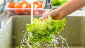 ఆకు కూరలు ఇలా శుభ్రం చేసే అలవాటు మీకూ ఉందా? వెంటనే మానేయండి..