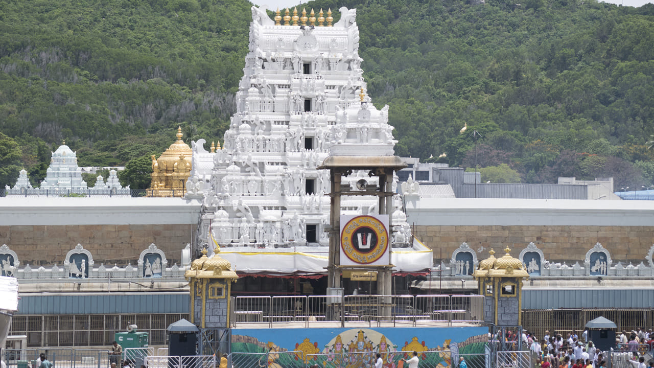 రిలయన్స్ సంస్థ తిరుమలలో రూ.120 కోట్ల భారీ ఖర్చుతో ఆధునిక టెక్నాలజీతో కూడిన వంటశాలను నిర్మించనుంది. అలాగే అన్నప్రసాద కేంద్రాన్ని కూడా ఏర్పాటు చేయనుంది. టీటీడీ అన్నదాన వితరణలో ఆటోమేషన్ విధానం ప్రవేశపెట్టాలని సీఎం చంద్రబాబు గతంలో ఆదేశించారు. ఆ ఆదేశాల క్రమంలో టెక్నాలజీతో కూడుకున్న మెడ్రన్ కిచెన్ తీసుకొచ్చేందుకు రిలయన్స్ సంస్థ ముందుకొచ్చింది.