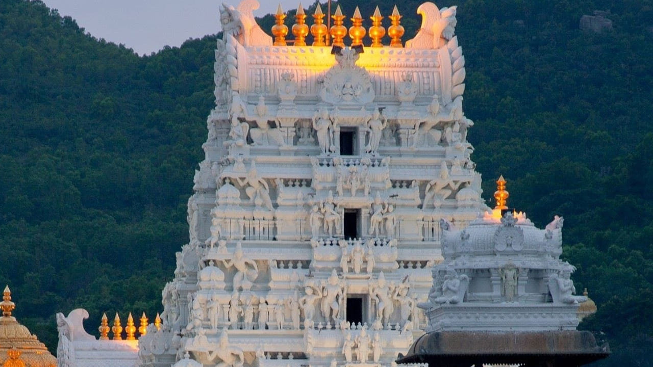 తిరుమలలో మరో అన్న ప్రసాద కేంద్రాన్ని నిర్మించేందుకు రిలయన్స్ రూ.120 కోట్ల విరాళం ప్రకటించింది. ఈ విరాళంతో టీటీడీ మెడ్రన్ సౌకర్యాలతో కిచెన్, అన్నప్రసాద కేంద్రం నిర్మించనుంది. ఇక తరిగొండ వెంకమాంబ అన్న ప్రసాద కేంద్రాన్ని ఆధునీకరించేందుకు టీటీడీ సిద్దమవుతోంది. ఒకేసారి 4 వేల మంది భక్తులకు అన్నదానం అందించేలా ఇప్పటికే సిద్దం చేశారు.