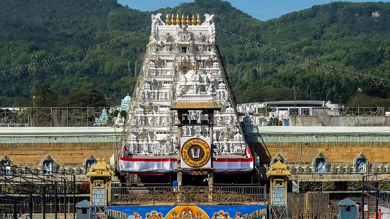 తిరుమలలో అన్నదానం కోసం రెండు ప్రత్యేక డైనింగ్ హాల్స్ను తీసుకొచ్చేందుకు టీటీడీ రెడీ అయింది. గత ఏడాది రిలయన్స్ అధినేత ముఖేశ్ అంబానీ తిరుమలకు వచ్చారు. ఈ సందర్బంగా అన్నదాన ప్రసాద కేంద్రానికి విరాళం ప్రకటించారు. ఆ విరాళంతో టీటీడీ మరో అన్నప్రసాద కేంద్రాన్ని నిర్మిచనుంది.