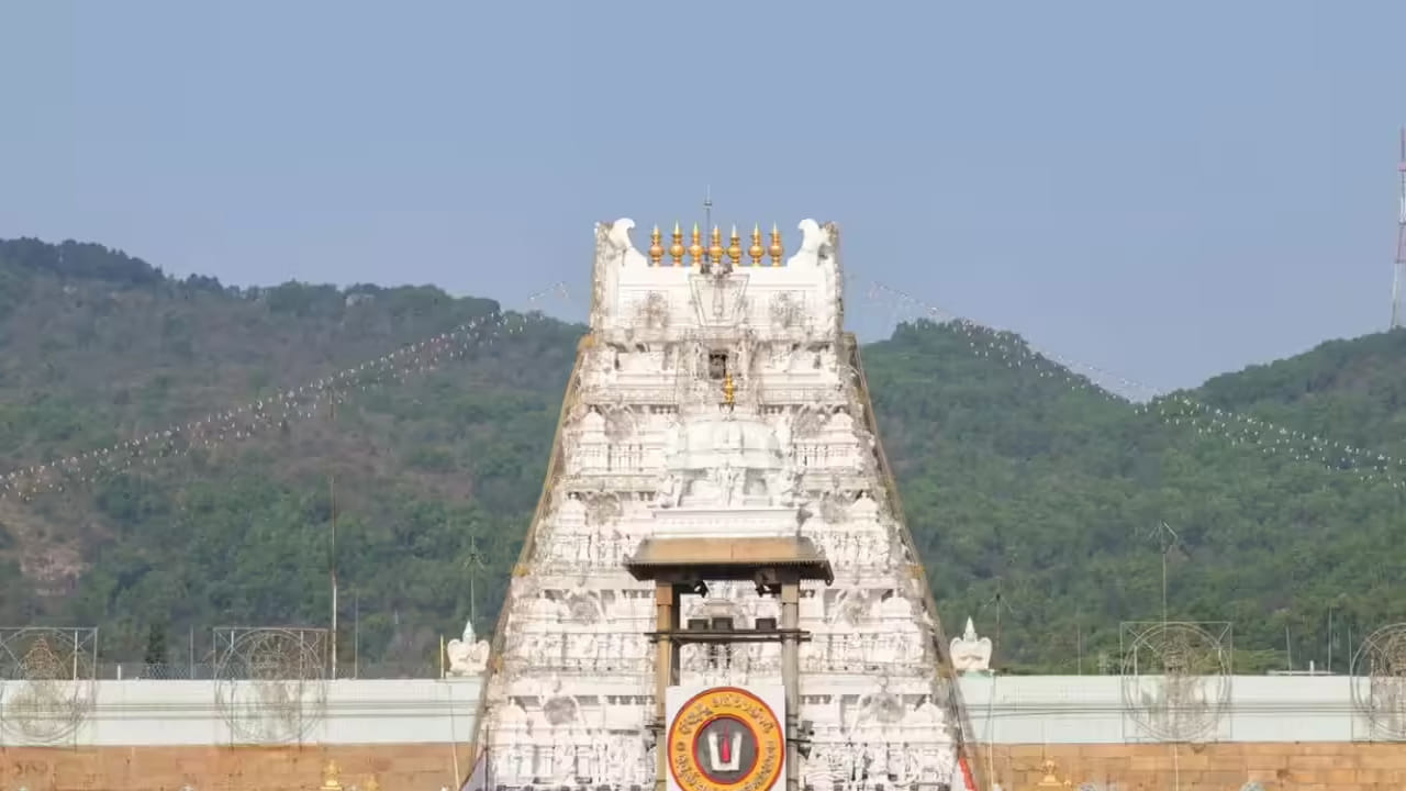 ఇటీవల టీటీడీ ధర్మకర్తల మండలి సమావేశం జరిగింది. టీటీడీ చైర్మన్ ఆధ్వర్యంలో జరిగిన ఈ సమావేశంలో కొత్త అన్నప్రసాద కేంద్రం నిర్మాణానికి ఆమోదం తెలిపారు. త్వరలోనే టెండర్లను పిలిచి పనులను మొదలుపెట్టాలని నిర్ణయించారు.