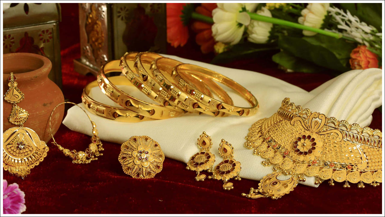  తాజాగా గురువారం బంగారం, వెండి ధరలు భారీగా తగ్గుముఖం పట్టాయి. 24 క్యారెట్ల 10 గ్రాముల బంగారంపై ఏకంగా1090 రూపాయలు తగ్గగా, అదే 22 క్యారెట్ల10 గ్రాములపై 1000 రూపాయలు తగ్గింది.