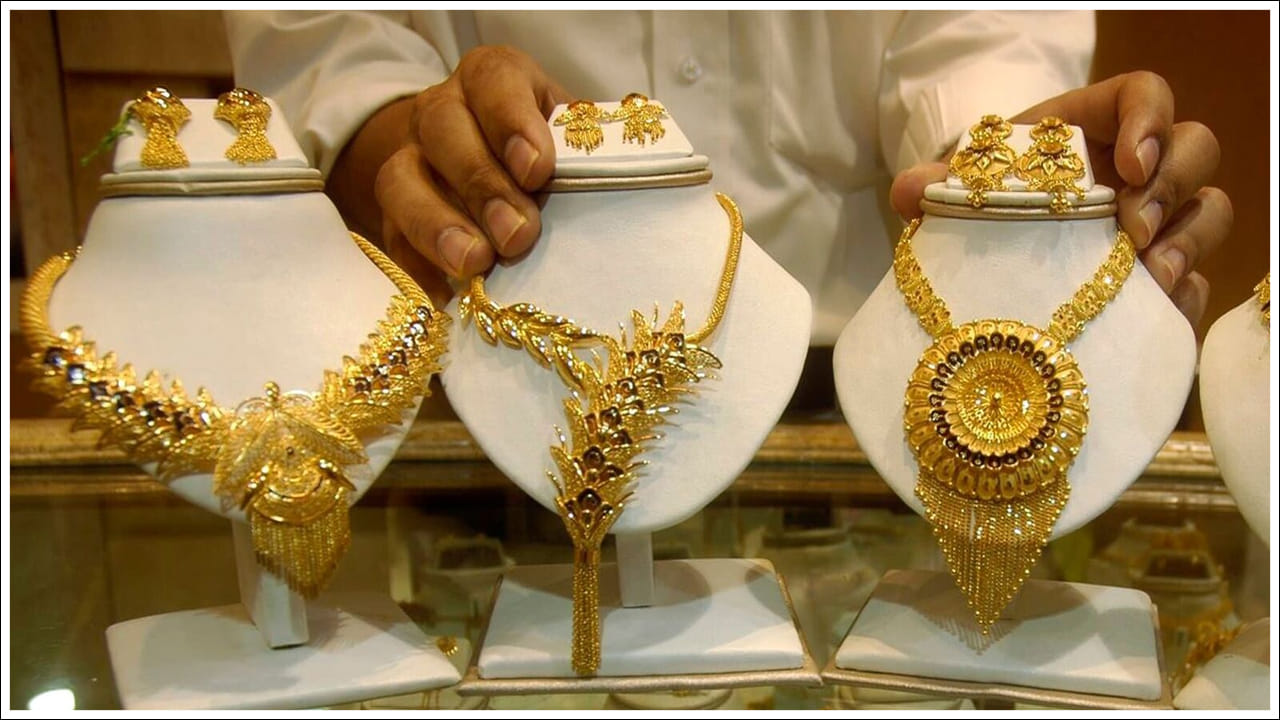 Gold Prices: బంగారం ధరలు మళ్లీ పతనం.. కొనుగోలుచేసేవారికి ఊరట.. ప్రస్తుతం తులం ఎంతంటే..?