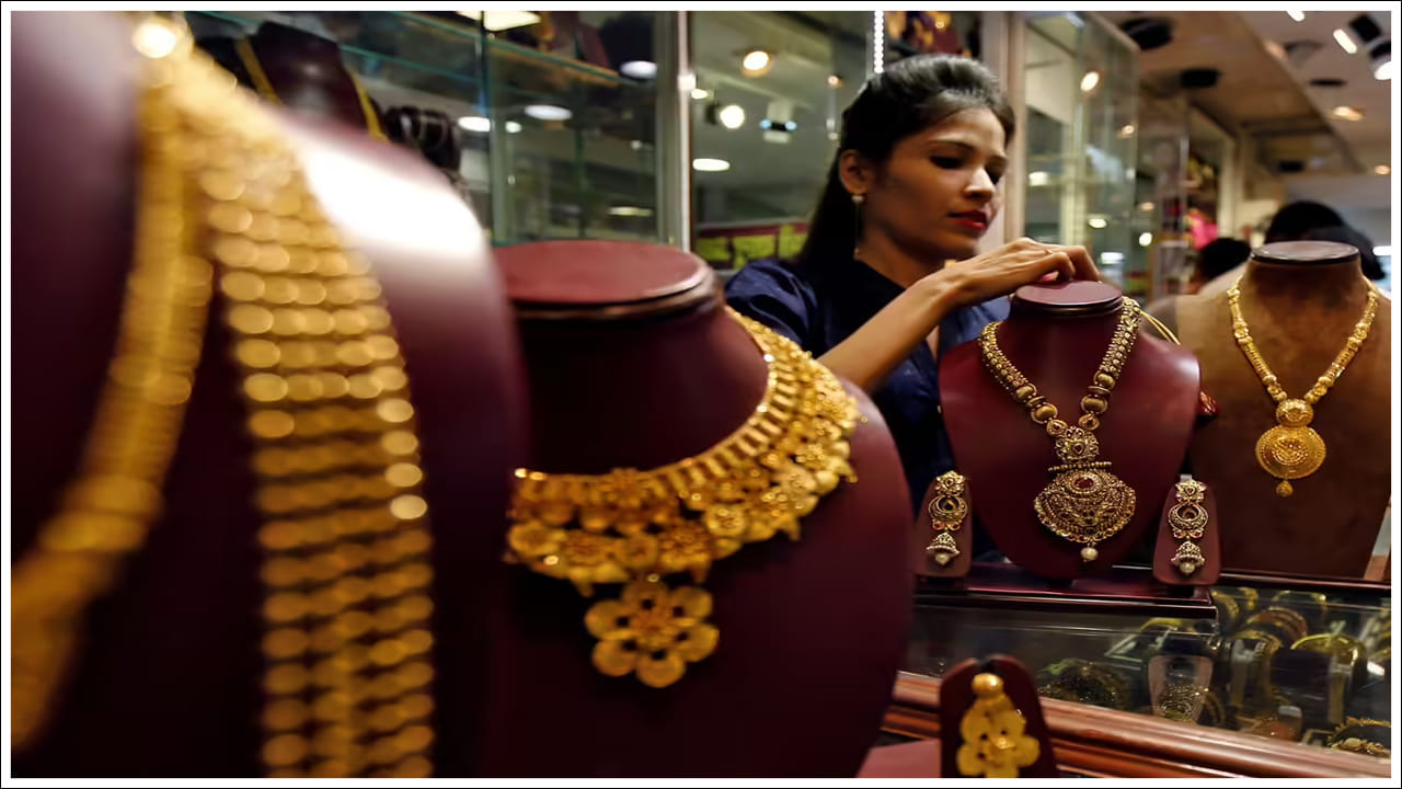  Gold, Silver Price Today: మహిళలకు బంగారం, వెండిలు శుభవార్త వినిపించాయి. ప్రతి రోజు బంగారం ధరల్లో మార్పులు చోటు చేసుకుంటున్నాయి. భౌగోళిక రాజకీయ పరిణామాలు, అమెరికా డాలర్ విలువ తగ్గడం ఈ పెరుగుదలకు ప్రధాన కారణాలుగా మారుతున్నాయి.