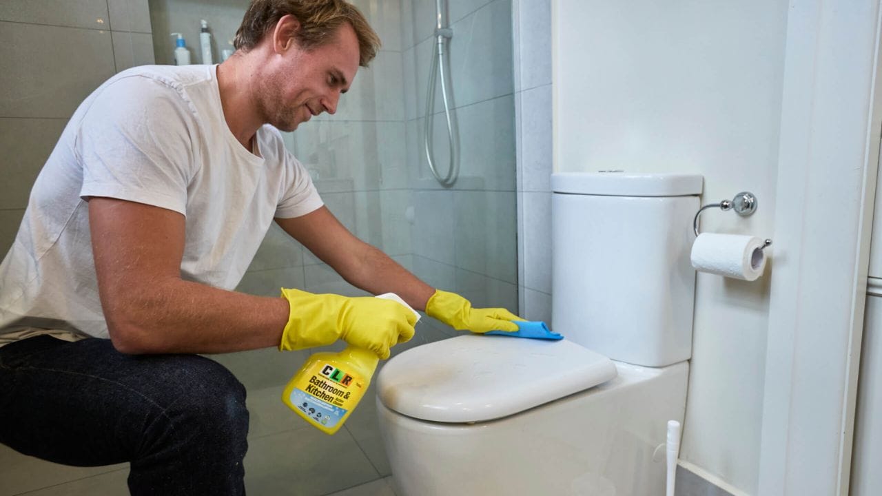 ఇక మొండి మరకలను తొలగించేందుకు టూత్‌పేస్ట్, బేకింగ్ సొడా కలిపిన మిశ్రమాన్ని కమోడ్‌పై అప్లై చేయాలి. కావాలి అనుకుంటే మీరు టాయిలెట్ బ్రష్‌తో నెమ్మదిగా స్ర్రబ్ చేసుకోవచ్చు. లేదా అలానే ఉంచినా పర్వాలేదు. ఇలా పేస్ట్ అప్లై చేసిన తర్వాత సుమారు అరగంట నుంచి గంట పాటు అలానే ఉంచాలి. అప్పుడు టూత్‌పేస్ట్‌లోని హైడ్రేటెడ్ సిలికా ఒక మైక్రో పాలిషర్‌లా వర్క్ చేసి మరకలోని చెడు పదార్థాల్ని తొలగిస్తుంది. 