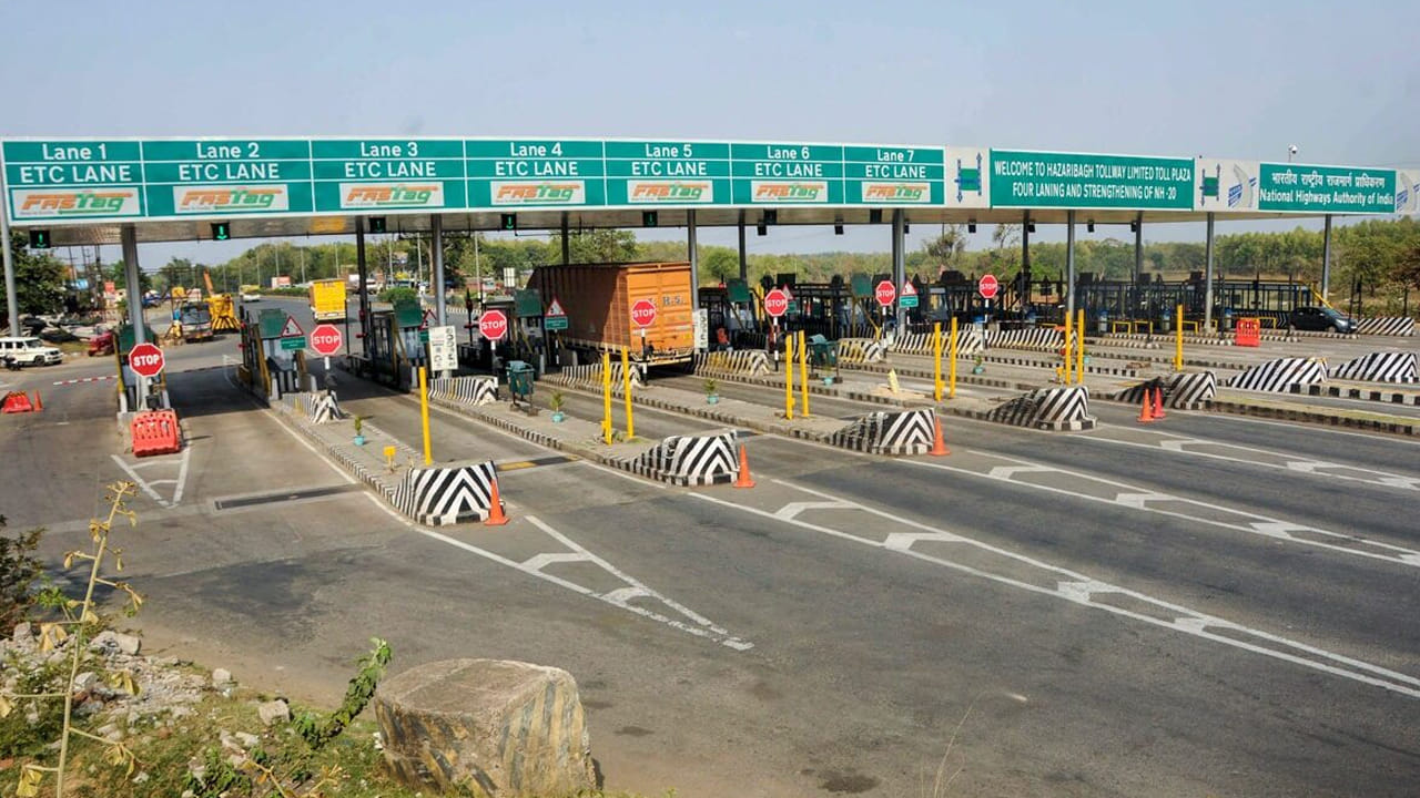 వాహనదారులకు కేంద్రం ప్రభుత్వం బిగ్ అలర్ట్ జారీ చేసింది. తాజాగా కొత్త టోల్ ఫీజు నిబంధలను తీసుకొచ్చింది. జాతీయ రహదారుల ఛార్జీలు నియమాల 2026 పేరుతో కొత్త రూల్స్‌ను ప్రవేశపెట్టింది. ఈ నియమాల ప్రకారం.. టోల్ ఫీజు చెల్లించనివారికి ఇప్పటినుంచి భారీగా జరిమానా పడుతుంది. టోల్ ఛార్జి చెల్లించకుండా ఎగ్గొడితే రెట్టింపు స్థాయిలో జరిమానా కట్టాల్సి ఉంటుంది