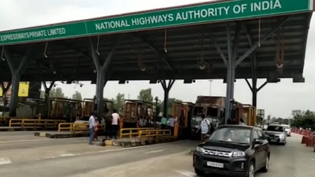 చెల్లించనివారికి ఈ-నోటీస్ జారీ చేస్తారు. ఎస్‌ఎంఎస్, ఈమెయిల్స్, మొబైల్ అప్లికేషన్లు, ఇతర ఆధారిత ఎలక్ట్రానిక్ మాధ్యమాల ద్వారా నోటీసులు అందిస్తారు. ఇక కొన్ని ఆన్ లైన్ పోర్టల్స్‌లో కూడా ఈ-నోటీసులను యాక్సెస్ చేయవచ్చు.  టోల్ ఫీజు ఎగ్గొట్టిన వారిని సులభంగా గుర్తించి వసూలు చేసేందుకు కేంద్రం కీలక నిర్ణయం తీసుకుంది.
