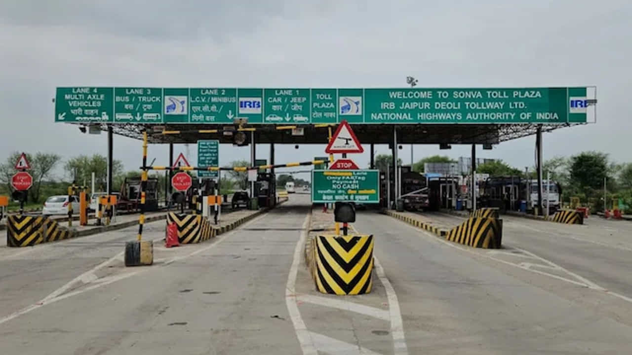 జాతీయ ఎలక్ట్రానిక్ టోల్ ఫీజు వసూలు వ్యవస్థను వాహనాల డేటా బేస్‌కు అనుసంధానించనున్నారు. టోల్ ఫీజు చెల్లించకుండా పోయినప్పుడు వాహన యజమానికి ఎలక్ట్రానిక్ పద్దతిలో ఈ-నోటీస్ అందుతుంది. ఈ నోటీసులో వాహన వివరాలు, ప్రయాణించిన తేదీ, ప్రదేశం ఉంటాయి. నోటీస్ అందించిన 72 గంటల్లోపు చెల్లిస్తే ఎలాంటి జరిమానా ఉండదు.
