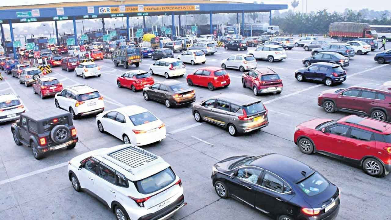 అదే 72 గంటల్లోపు టోల్ చెల్లించకపోతే భారీగా జరిమానా విధిస్తారు. అలాగే 15 రోజుల్లోగా చెల్లించకపోతే వాహనంపై ఆంక్షలు, రాకపోకలపై పరిమితులు వంటివి విధిస్తారు. టోల్ ఫీజు వసూలు చేయడంలో పారదర్శకత తెచ్చేందుకు, మరింత బలోపేతం చేసేందుకు ఈ కొత్త రూల్స్ కేంద్రం తీసుకొచ్చింది.