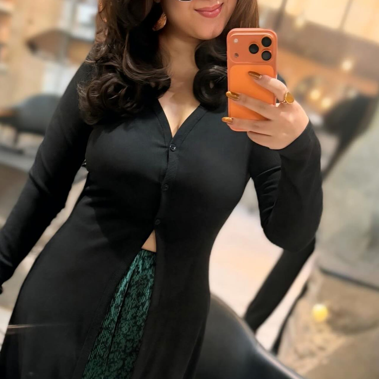 సినిమా ఇండస్ట్రీలో చాలా మంది హీరోయిన్స్ ఇప్పుడు సినిమాలు తగ్గించి ఇతర బిజినెస్‌ల్లో బిజీ అయిపోయారు. కొంతమంది పెళ్లి చేసుకొని సెటిల్ అయ్యారు. అందం అభినయం ఉండి సినిమాలకు దూరం అయినవారు ఉన్నారు. పై ఫొటోలో కనిపిస్తున్న హీరోయిన్ కు ఇండస్ట్రీలో విపరీతమైన క్రేజ్ ఉంది. ఆమెకు ఉన్న ఫ్యాన్ ఫాలోయింగ్ కూడా ఎక్కువే అవకాశాలు కూడా ఎక్కువగానే వచ్చాయి ఈ చిన్నదానికి.