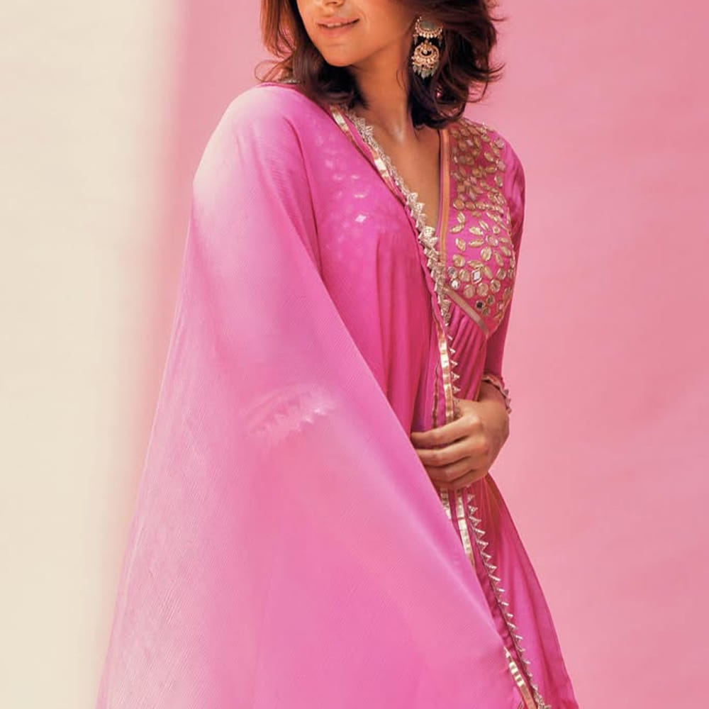 అంతే కాదు వ్యక్తిగతంగాను ఎన్నో ఒడిదుడుకులు ఎదుర్కొంది. మొదట ఓ వ్యక్తిగా ఘాడంగా ప్రేమించింది. ఆతర్వాత అది కాస్త బ్రేకప్ అయ్యింది. దాంతో డిప్రషన్ లోకి వెళ్ళింది. కోలుకొని తిరిగి సినిమాల్లో రాణించాలనుకుంది. కానీ కుదరలేదు. ఆతర్వాత మరోసారి ప్రేమలో పడింది. కట్ చేస్తే పెళ్ళికి ముందే తల్లయింది. ఇంతకూ ఆమె ఎవరో తెలుసా.?