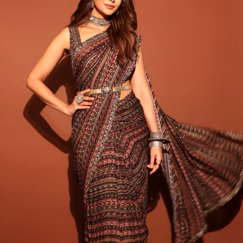 దాంతో సీనియర్ హీరోయిన్స్ కు అవకాశాలు మాత్రం తగ్గిపోతున్నాయి. దాంతో కొంతమంది పెళ్లి చేసుకొని సెటిల్ అవుతున్నారు. మరికొంతమంది ఇతర బిజినెస్ ల్లో రాణిస్తున్నారు. ఈ హీరోయిన్ కూడా టాలీవుడ్ లో తోపు హీరోయిన్ గా మెప్పించింది. ఇప్పుడు సినిమాలు లేక ఇలా సైలెంట్ అయ్యింది. తెలుగులో 18 సినిమాలు చేసింది ఈ అమ్మడు. కానీ వరుస ఫ్లాప్స్ తో ఇప్పుడు ఆఫర్స్ అందుకోలేకపోతుంది.