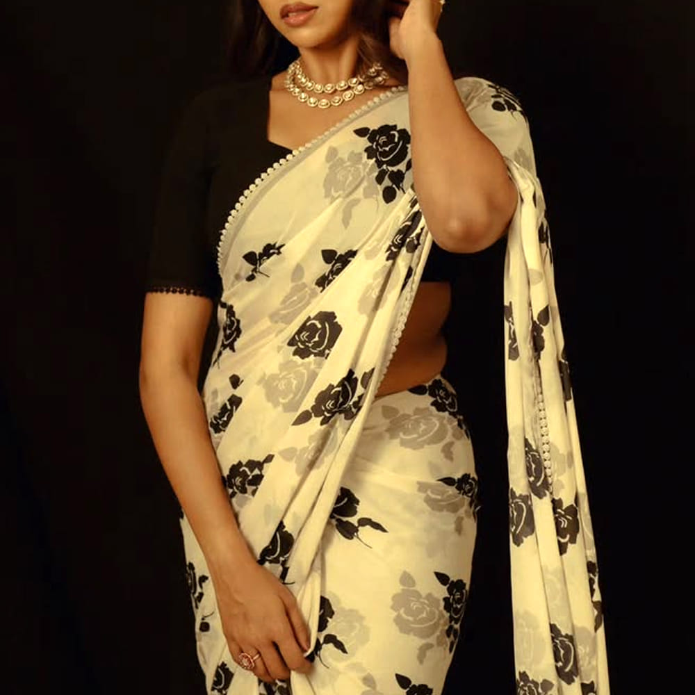 ఆమె ఇప్పుడిప్పుడే హీరోయిన్ గా మంచి క్రేజ్ సొంతం చేసుకుంటుంది. చిన్న చిన్న పాత్రలు చేసి ఆతర్వాత హీరోయిన్స్ గా మారి సక్సెస్ అవుతున్నారు. వారిలో ఈ చిన్నది ఒకరు. చిన్న చిన్న పాత్రలు చేసి ఇప్పుడు క్రేజీ హీరోయిన్ గా మారింది. అంతే కాదు తన అందచందాలతో ప్రేక్షకులను విశేషంగా ఆకట్టుకుంటుంది. అంతే కాదు మనశాంతి కోసం స్మశానికి వెళ్తాను అని చెప్పి షాక్ ఇచ్చింది. ఇంతకూ ఆమె ఎవరంటే..