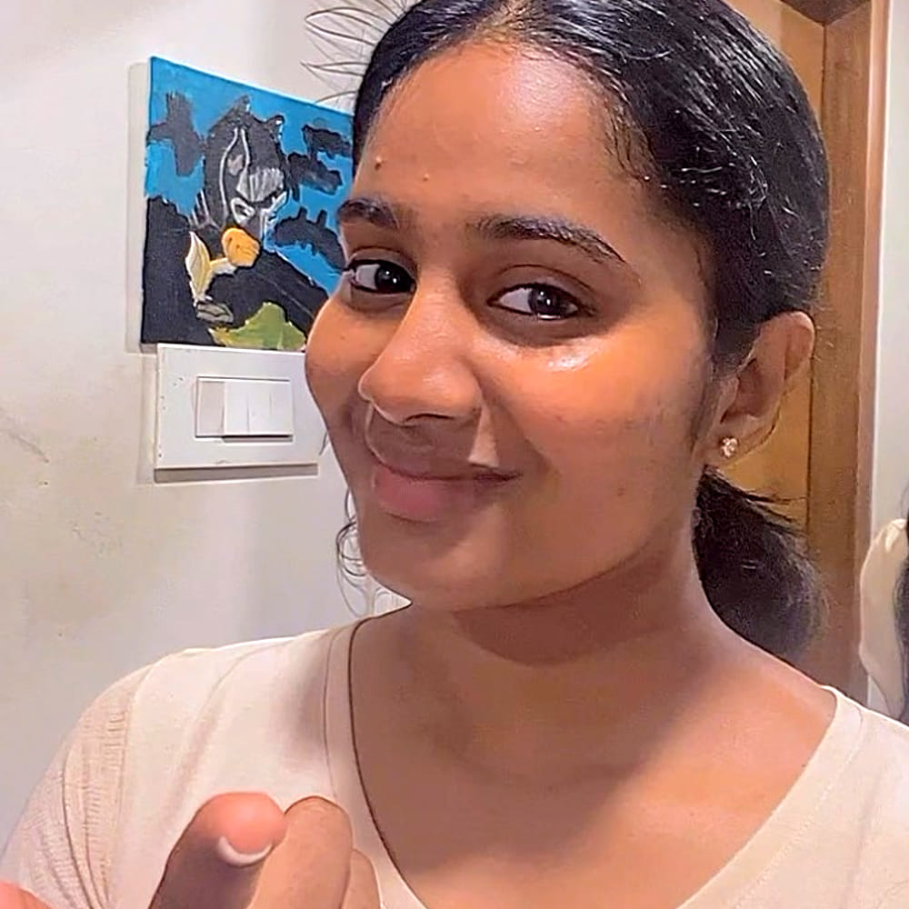 అలాగే పైన కనిపిస్తున్న హీరోయిన్ కూడా.. పై ఫొటోలో ఉన్న బ్యూటీని గుర్తుపట్టారా.? ఆమె ఎవరో తెలిస్తే దిమ్మతిరిగిపోతుంది. ఇప్పుడు ఆమె అందానికి కుర్రాళ్ళు ఫిదా అవుతున్నారు. క్యూట్ నెస్ కు కేరాఫ్ అడ్రస్ ఆమె.. అందం మాత్రమే కాదు అదిరిపోయే అభినయం ఈవయ్యారిది. ఇంతకూ ఆమె ఎవరో తెలుసా.?