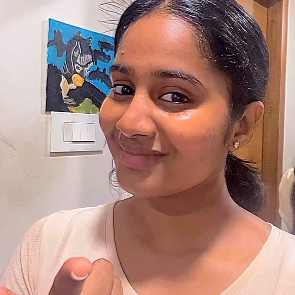 అలాగే పైన కనిపిస్తున్న హీరోయిన్ కూడా.. పై ఫొటోలో ఉన్న బ్యూటీని గుర్తుపట్టారా.? ఆమె ఎవరో తెలిస్తే దిమ్మతిరిగిపోతుంది. ఇప్పుడు ఆమె అందానికి కుర్రాళ్ళు ఫిదా అవుతున్నారు. క్యూట్ నెస్ కు కేరాఫ్ అడ్రస్ ఆమె.. అందం మాత్రమే కాదు అదిరిపోయే అభినయం ఈవయ్యారిది. ఇంతకూ ఆమె ఎవరో తెలుసా.?