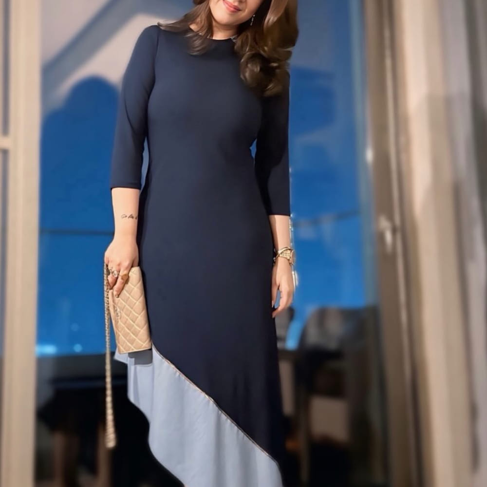 పై ఫొటోలో కనిపిస్తున్న భామ అందానికి ఆధార్ కార్డు లాంటి భామ చార్మీ కౌర్. ఈ ముద్దుగుమ్మ గురించి ప్రత్యేకంగా పరిచయం చేయాల్సిన అవసరం లేదు. మాస్, లక్ష్మి, స్టైల్, మంత్ర, జ్యోతి లక్ష్మిఇలా ఎన్నో సూపర్ హిట్ సినిమాల్లో నటించింది ఈ అమ్మడు. తన నటనతో పాటు గ్లామర్ పరంగాను మంచి మార్కులు కొట్టేసింది ఈ బ్యూటీ.