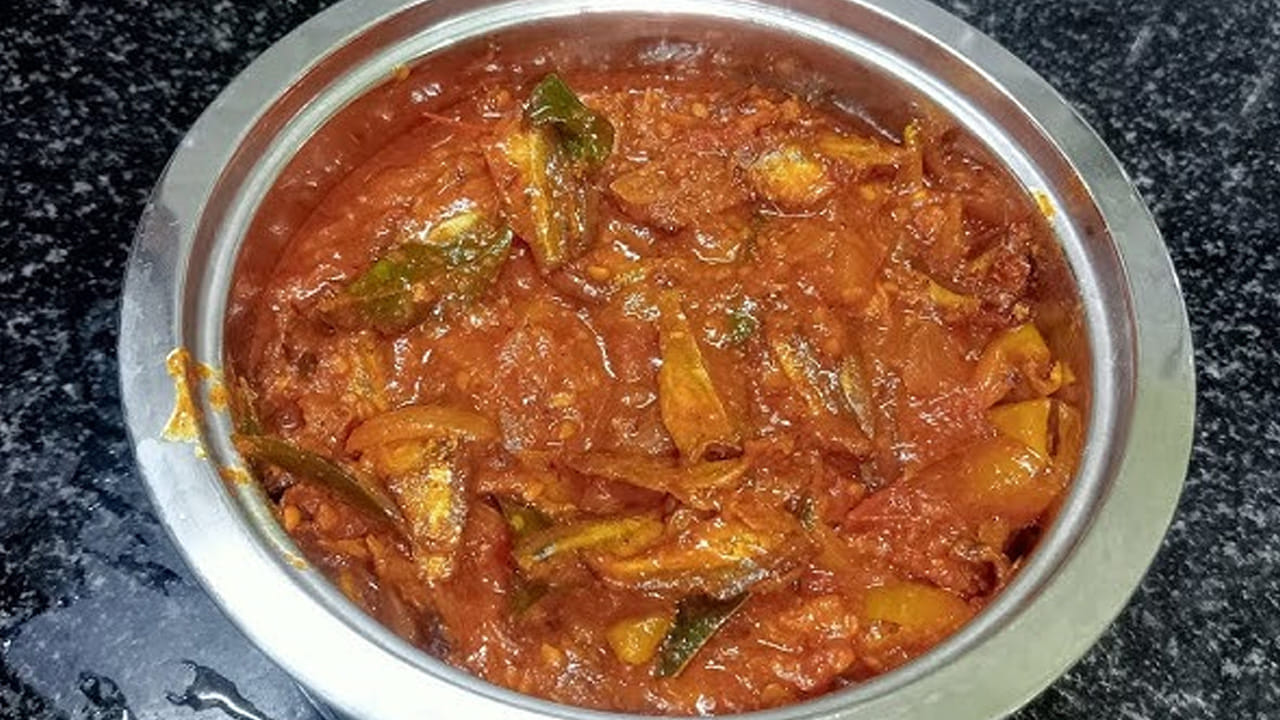 తయారీ విధానం : ముందుగా ఎండు చేపలను తీసుకొని వాటి తలలు తీసి వేయాలి. దీని వలన చేదు రాకుండా, నీచు వాసన లేకుండా ఉంటుంది. తర్వాత వీటిని పెనంపై రెండు లేదా మూడు నిమిషాలు వేయించాలి. తర్వాత గోరు వెచ్చటి నీటిలో దాదాపు పదినిమిషాలు నానబెట్టాలి.