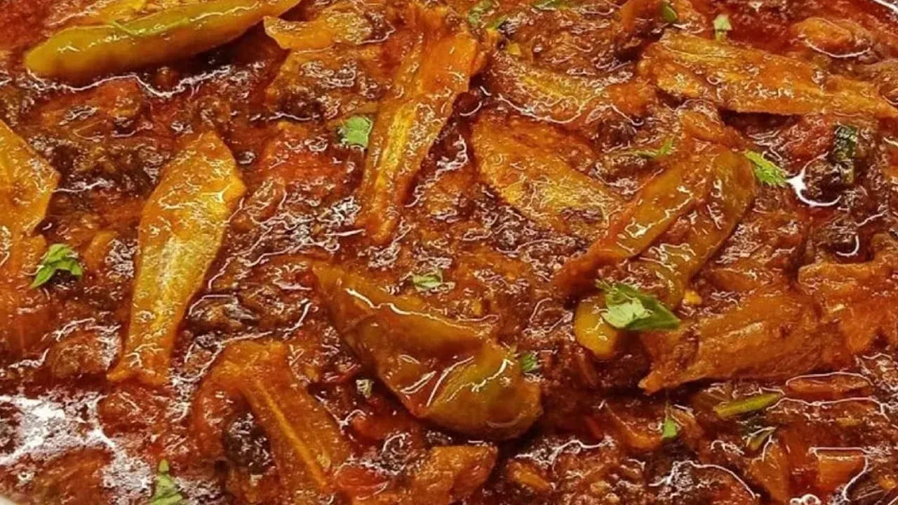 ఇప్పుడు అందులోనే టమాటాలు వేయాలి. ఇవి బాగా ఉడికేలా చూసుకోవాలి. అప్పుడే కర్రీ మంచి టేస్ట్ వస్తుంది. ఇవి కాస్త ఉడికిన తర్వాత కారం, ఉప్పు, ధనియాల పొడి ,మెంతి పొడి వేసి బాగా ఉడకబెట్టాలి.  వీలైతే కొంచెం చింత పండు రసం వేయాలి. అంతే కర్రీ చాలా టేస్టీగా బాగా ఉడుకుతుంది.  