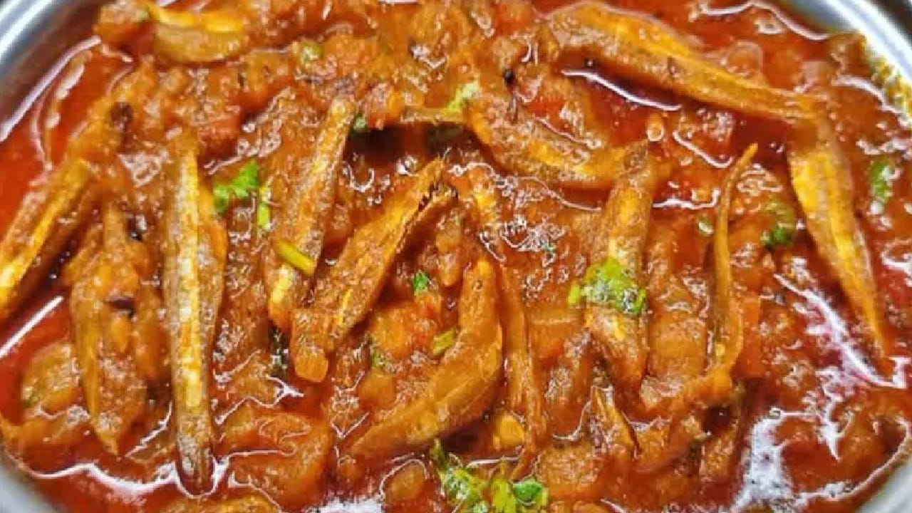 టమాటో ఎండు చేపల కూరకు కావాల్సిన పదార్థాలు :  ఎండు చేపలు వంద గ్రాములు, టమాటాలు, ఉల్లిపాయలు, పచ్చి మిర్చి, అల్లం వెల్లుల్లి పేస్ట్, కారం, పసుపు, ధనియాల పొడి, చింత పండు రసం , మిరియాల పొడి, మెంతి పొడి, కరివేపాకు, కొత్తిమీర, పూదీనా, నూనె, ఆవాలు, జీలకర్ర, ఉల్లిపాయలు.