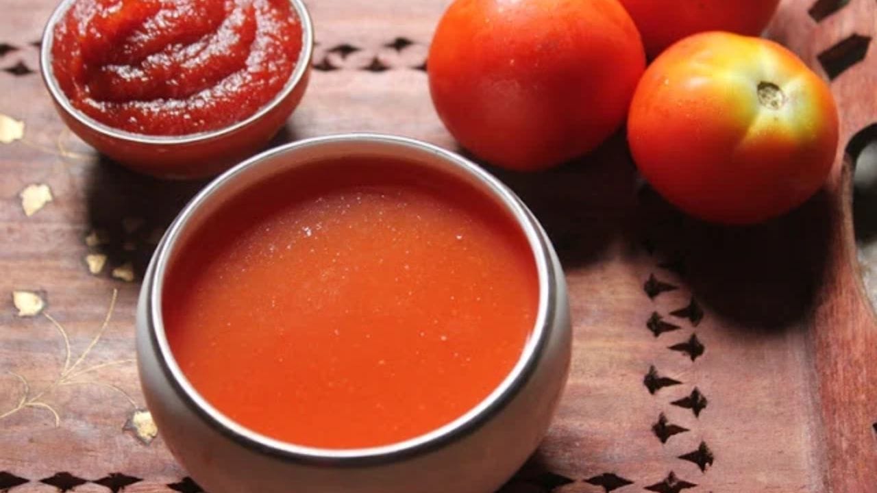 పండిన టమోటాల కోసం స్మార్ట్ ఐడియా: ఒకవేళ టమోటాలు బాగా పండిపోయి, మీరు వెంటనే వాడలేకపోతుంటే.. వాటిని మొత్తగా గ్రౌండ్‌ చేసి ఆ పేస్ట్‌ను గాలి చొరబడని డబ్బాలో పోసి ఫ్రీజర్‌లో పెట్టండి. ఆ తర్వాత ఎప్పుడు కావాలంటే అప్పుడు కూరల్లో గ్రేవీ కోసం లేదా సూప్ కోసం ఈ ప్యూరీని వాడుకోవచ్చు.