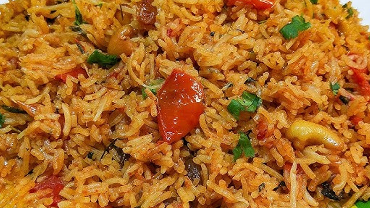 ఆ తర్వాత రెండు టేబుల్ స్పూన్స్ అల్లం వెల్లుల్లి పేస్ట్, పచ్చిమిర్చి ముక్కలు వేసి బాగా వేయించాలి.ఆ తర్వాత టమాటాలు కూడా వేసి మెత్తగా అయ్యే వరకు  బాగా ఉడికించాలి.
