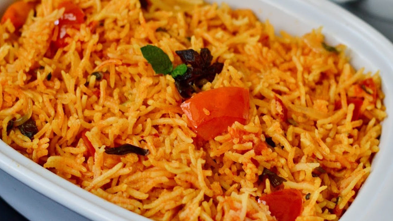 ఆ తర్వాత ఒక టేబుల్ స్పూన్ పొడి, అర టీ స్పూన్ పసుపు,  ఒక టేబుల్ బిర్యానీ మసాలా పొడి , గరం మసాలా పొడి , రుచికి సరిపడా ఉప్పు వేసి బాగా కలపాలి. ఆ తర్వాత అర కట్ట పుదీనా, కొత్తిమీర ఆకులు వేసి నానబెట్టిన బియ్యంలో వేసాలి.