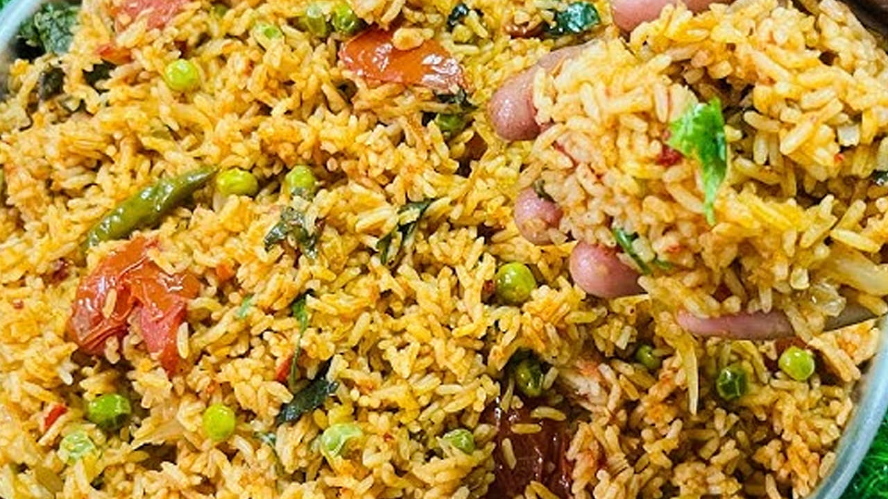 ఇక ఇప్పుడు మంచి నీళ్ళు పోసి ప్రెజర్ కుక్కర్ మూత పెట్టి 5 విజిల్స్ వచ్చే వరకు బాగా ఉడికించాలి. విజిల్స్ వచ్చాక గ్యాస్ స్టవ్ ఆఫ్ చేసి పది నిమిషాల పాటు ఉంచి కిందకు దించేయాలి.