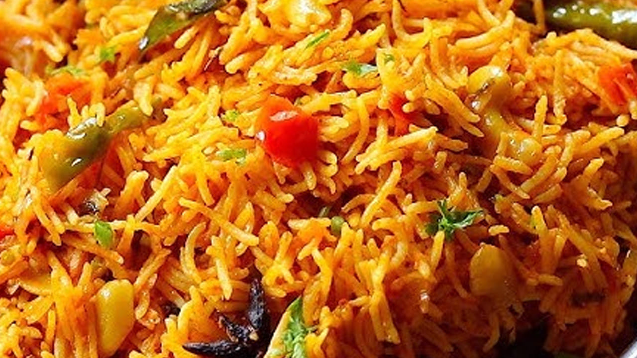 కావాల్సిన పదార్ధాలు : రెండు కప్పుల బియ్యం, 5 పెద్ద టమాటాలు, మూడు ఉల్లిపాయలు, 5  పచ్చిమిర్చి,  ఒక టేబుల్ స్పూన్ అల్లం వెల్లుల్లి పేస్ట్, 5 బిర్యానీ ఆకులు , 4 లవంగాలు, 5 యాలకులు, దాల్చిన చెక్క,  రెండు టేబుల్ స్పూన్స్ కారం, అర టీ స్పూన్ పసుపు, రుచికి సరిపడా ఉప్పు, ఒక టేబుల్ స్పూన్ బిర్యానీ మసాలా, 3 టేబుల్ స్పూన్ నూనె,  నెయ్యి అర కట్ట కొత్తిమీర, పుదీనాను తీసుకోవాలి.