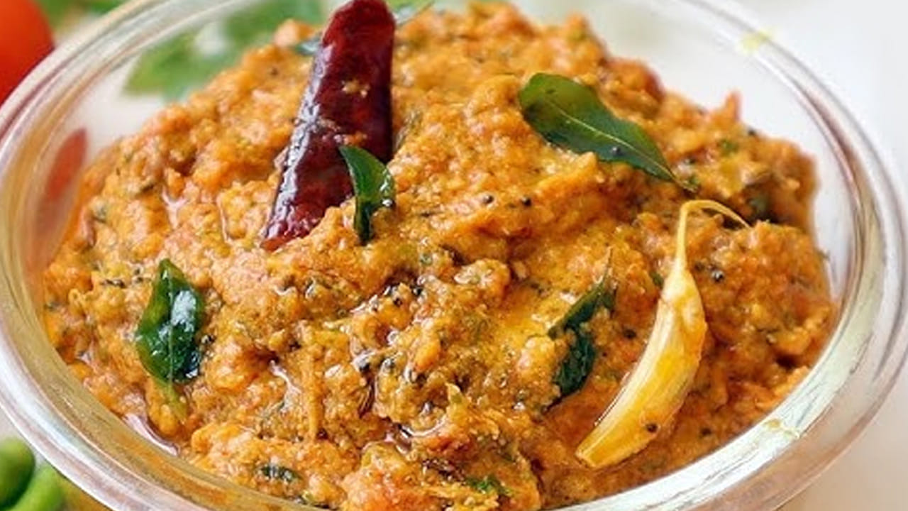 అయితే రోటిలో కానీ, మిక్సీలో కానీ వేయించిన పల్లీలు, మగ్గించిన పచ్చిమిర్చి, టమాటా ముక్కలు, ఎండుమిర్చి, ఒక టీ స్పూన్ జీలకర్రను వేసి కచ్చా పచ్చగా దంచుకోవాలి. ఆ తర్వాత దీనిలో  కొద్దిగా చింతపండు, రుచికి తగినంత ఉప్పును కూడా బాగా రుబ్బుకోవాలి.
