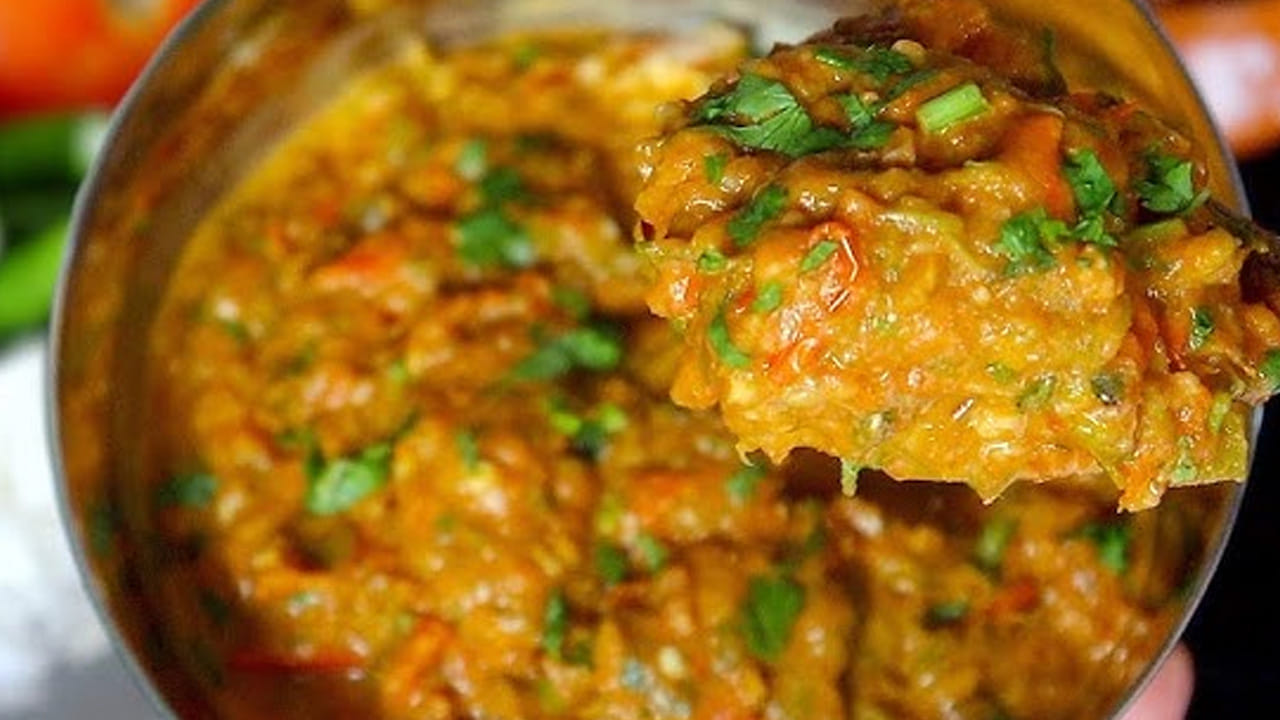 స్టవ్ వెలిగించి ఒక పాత్ర పెట్టి, అది వేడయ్యాక అర టీ స్పూన్ ఆవాలు,  అర టీ స్పూన్ జీలకర్ర, 10 కరివేపాకు ఆకులు , అర కప్పు ఎండు మిర్చిని వేసి వాటిని బాగా వేయించాలి. ఈ పోపును తీసుకుని టమాటాలు పల్లీల పచ్చడిలో వేసి గరిటేతో మిక్స్ అయ్యేలా కలపాలి.
