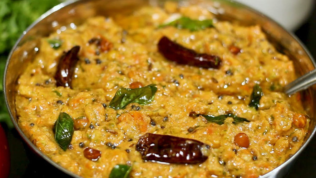 టమాటా పుదీనా చట్నీ ఒకసారి తింటే మళ్ళీ మళ్ళీ తింటూనే ఉంటారు. ఇది వేడి వేడి దోశ, ఇడ్లీ అన్నంలోకి అదిరిపోతోంది. ఆంధ్రాలో వారంలో మూడు సార్లు తింటారు. మరి, ఇంకెందుకు లేట్ దీనిని ఎలా తయారు చేయాలో ఇక్కడ చూద్దాం..