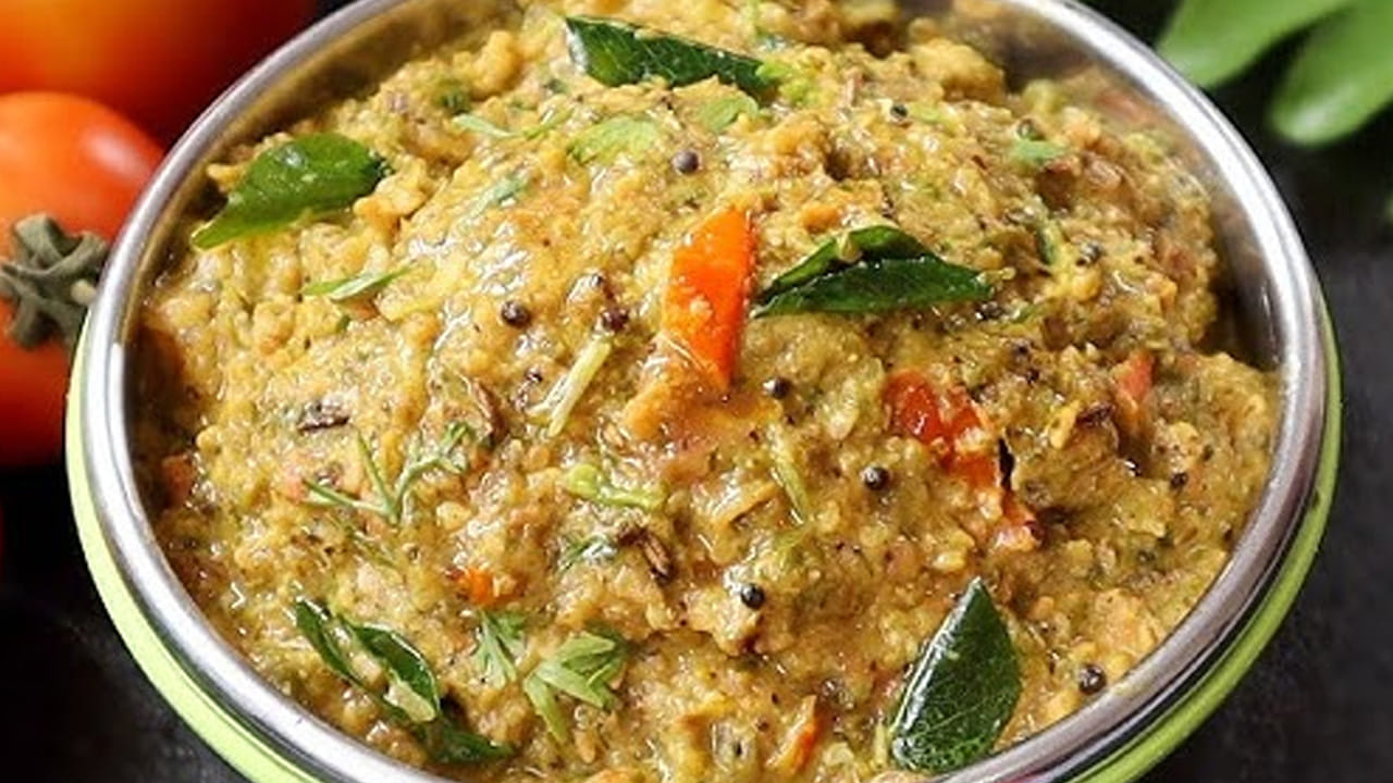 టమాటాలు పల్లీల పచ్చడి బాగా టేస్టీగా ఉండాలంటే దానిలో  వెల్లుల్లి రెబ్బలు తినడానికి టేస్టీగా ఉంటుంది. చట్నీ గట్టిగా ఉండాలంటే   నీరు పోయకుండా ఉంటే చాలు. ఇలా చేస్తే ఒక దోసె తినే వాళ్ళు రెండు ప్లేట్స్  తింటారు
