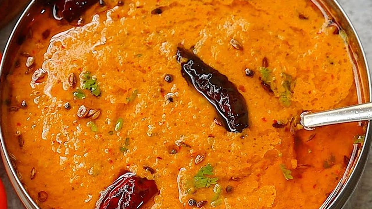 కావాల్సిన పదార్ధాలు : 200 గ్రాముల పల్లీలు, 50 గ్రాములు పచ్చి మిర్చి,  పావు కిలో టమాటాలు, ఒక టేబుల్ స్పూన్ అల్లం పేస్ట్,  4 టేబుల్ స్పూన్ల శనగపప్పు పప్పు, అర టీ స్పూన్ పసుపు, నిమ్మకాయంత  చింతపండు, నూనెను తీసుకోవాలి.
