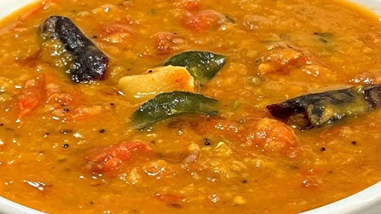 కావాల్సిన పదార్దాలు : ఒక కప్పు కంది పప్పు, 4 పండు టమాటాలు, 5 పచ్చిమిర్చి, మూడు ఉల్లిపాయలు, చింతపండు రసం,
ఆవాలు, జీలకర్ర, వెల్లుల్లి, కొత్తిమీర, కరివేపాకు తీసుకోవాలి.