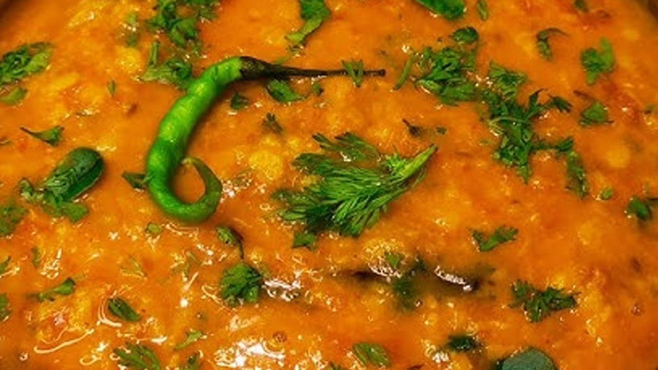 తయారీ విధానం: ముందుగా ఒక కప్పు కందిపప్పును తీసుకుని, దానిలో రెండు గ్లాస్ లు నీళ్లు పోసి 40 నిమిషాల పాటు నానబెట్టుకోవాలి.
ఆ తర్వాత కుక్కర్ తీసుకుని పప్పు పొయ్యి మీద పెట్టి బాగా ఉడికించాలి.