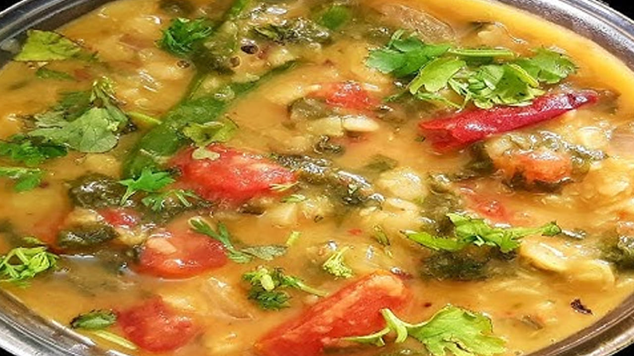 పప్పు, టమాటా ముక్కలు బాగా ఉడికిన తర్వాత, రుచికి సరిపడా ఉప్పు, కారం వేసి పప్పు గుత్తితో బాగా మెదుపుకోవాలి. ఆ తర్వాత మళ్ళీ గ్యాస్ వెలిగించి పాన్లో నెయ్యి వేసి, అర టీ స్పూన్ ఆవాలు, అర టీ స్పూన్ జీలకర్ర, నాలుగు ఎండుమిర్చి, మూడు వెల్లుల్లి, నాలుగు కరివేపాకు, పోపు పెట్టి పప్పులో కలిపి కిందకి దించేయడమే.