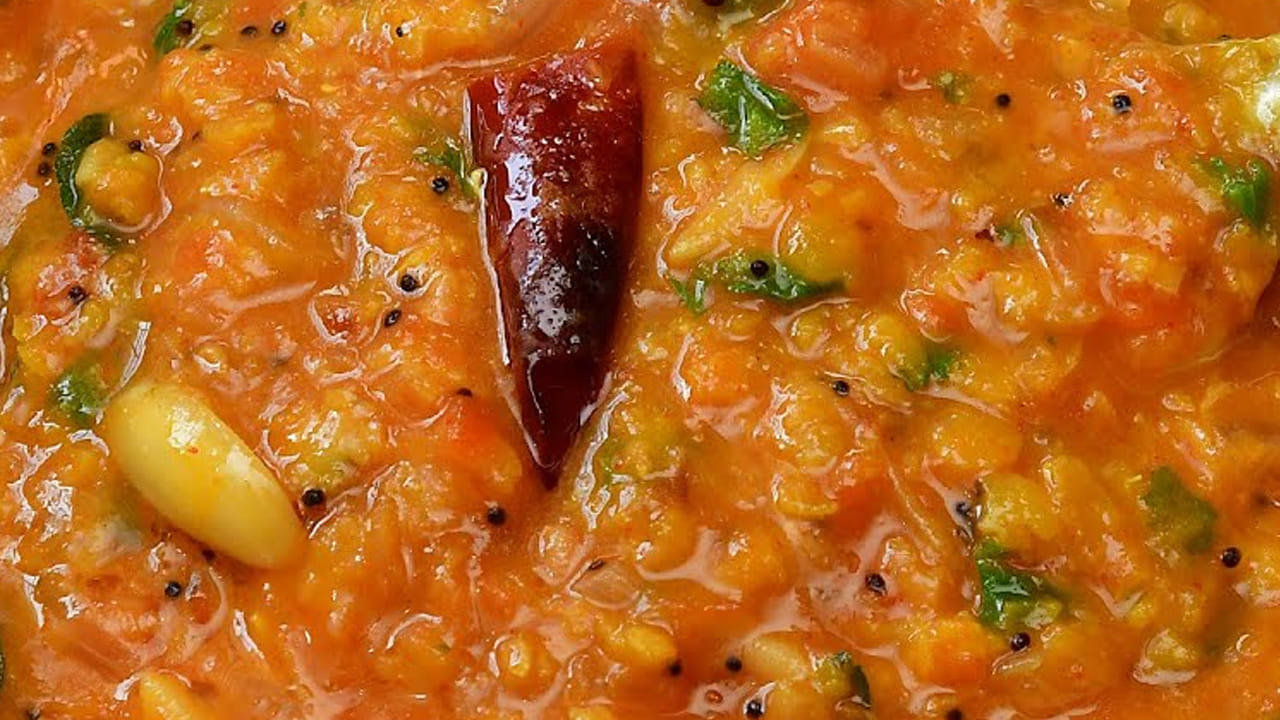 ఆంధ్ర స్టైల్లో టమాటా పప్పు ఇలా చేస్తే రుచిగా ఉంటుంది. చిన్న పిల్లల నుంచి పెద్ద వాళ్ళ వరకు ఇష్టంగా తింటారు. దీనిని కంది పప్పు,
టమాటాలు, పచ్చిమిర్చి తో చేస్తారు. రుచి మాత్రం అదిరిపోతోంది. మరి, ఇంకెందుకు లేట్ ఎలా తయారు చేయాలో ఇక్కడ చూద్దాం.