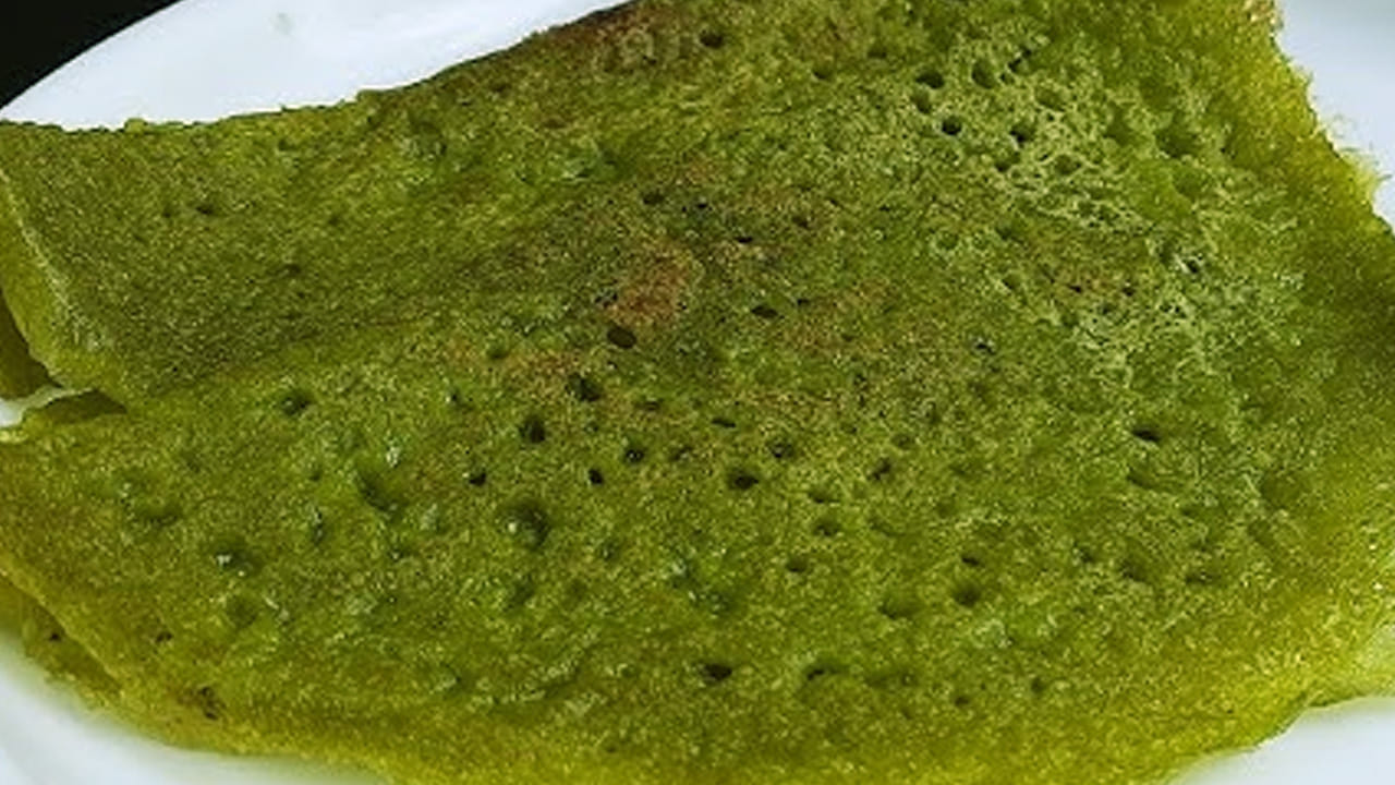 కావాల్సిన పదార్ధాలు : రెండు కట్టలు తోటకూర, 2 కప్పులు బియ్యపు పిండి, అర టీ స్పూన్ జీలకర్ర, 50 గ్రాముల పచ్చిమిర్చి, ఒక టేబుల్ స్పూన్ అల్లం పేస్ట్, రుచికి తగినంత ఉప్పు, కొద్దిగా నూనెను తీసుకోవాలి.