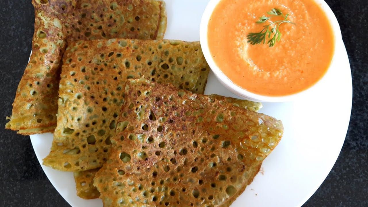 తోటకూర పేస్ట్: ముందుగా తోటకూర ఆకులు తీసుకుని వాటిని మూడు నుంచి నాలుగు సార్లు కడిగి, ఆ తర్వాత పచ్చిమిర్చితో రుబ్బుకుని , కొద్దిగా అల్లాన్ని మిక్సీ వేసి, వాటితో ఒక చిన్న గ్లాస్ నీరు పోసి పేస్ట్లాగా చేసుకుంటే సరిపోతోంది.