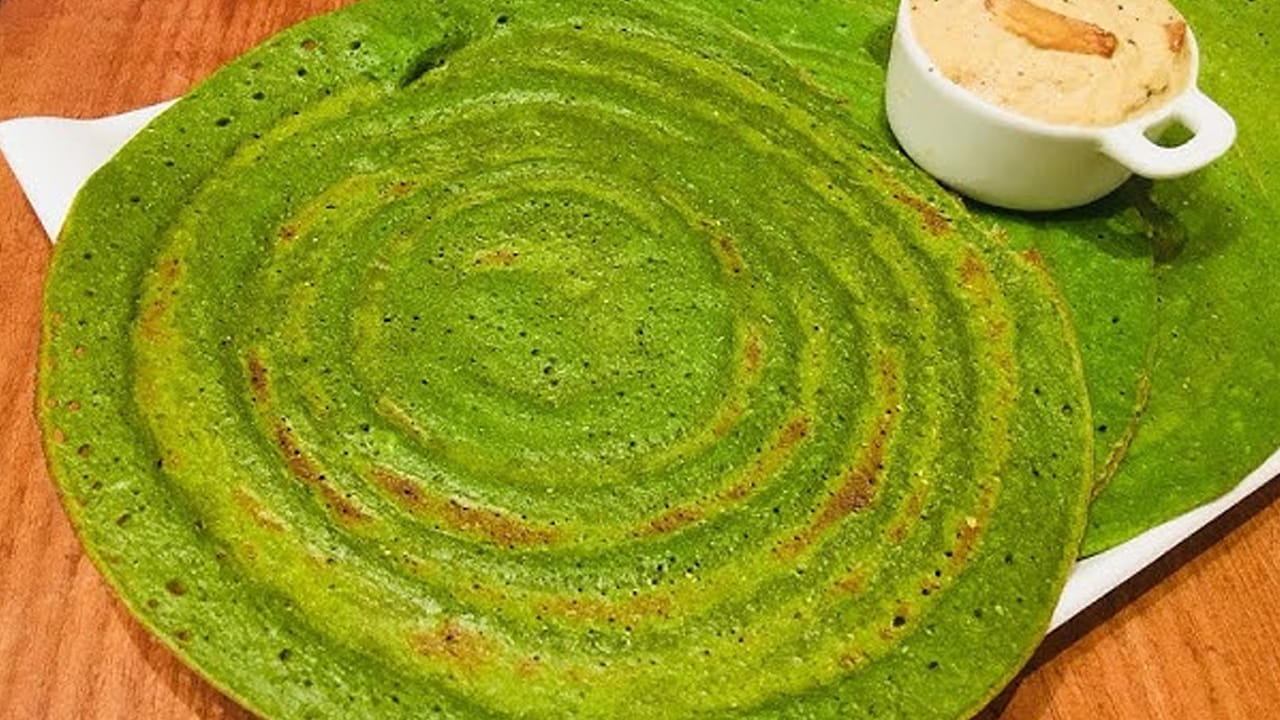 పిండి కలుపుకోవడం: ఈ తోటకూర పేస్ట్ ను తీసుకుని తీసుకుని ముందుగా సిద్ధం చేసుకున్న దోశ పిండిలో వేసి బాగా మిక్స్ అయ్యేలా కలపుకోవాలి. మీకు ఇంకా జోరుగా కావాలంటే ఒక గ్లాస్ నీరు, కొద్దిగా జీలకర్ర, ఉప్పు వేసి మెత్తగా అయ్యేలా కలుపుకోవాలి.