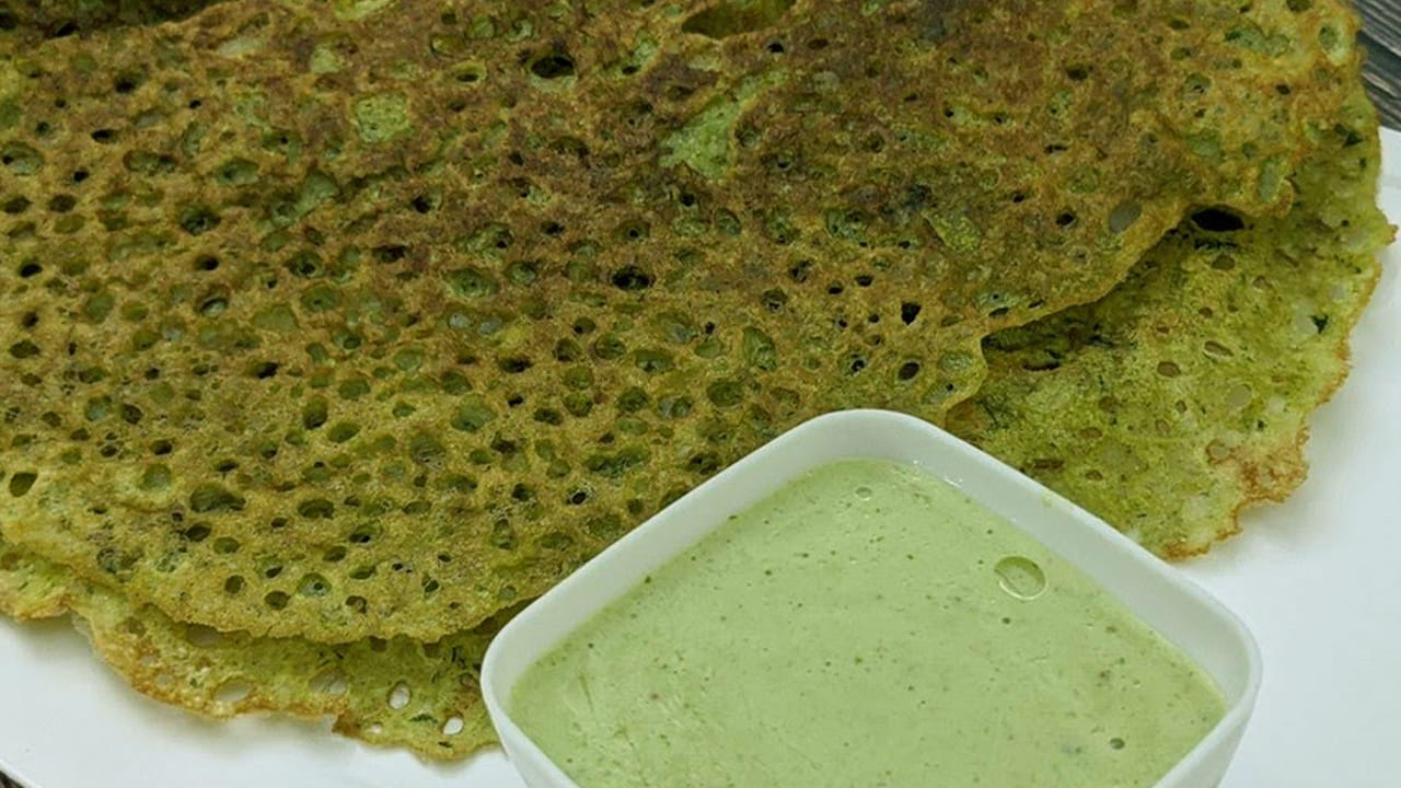 దోశ వేయడం: మొత్తం సిద్ధం చేసుకున్న తర్వాత గ్యాస్ స్టవ్ వెలిగించి పెనం పెట్టి, దాని మీద ఒక టేబుల్ స్పూన్ ఆయిల్ వేసి, అది వేడయ్యాక ఒక పెద్ద గరిటెతో పిండిని దాని వేసి దోశ లాగా పోసుకోవాలి.