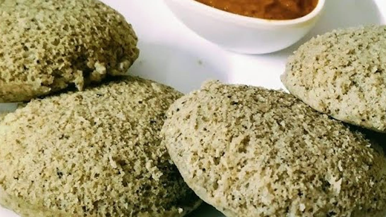 పిండి కలుపుకోవడం: ఈ తోటకూర పేస్ట్‌ తీసుకుని ఇడ్లీ పిండిలో కలిపి పక్కన పెట్టుకోవాలి. ఈ పిండి గట్టిగా ఉంటే  దానిలో నీరు పోసి , ఇడ్లీ పిండి మాదిరి రెడీ చేసుకుని ఇడ్లీ పాత్రలో వేసుకోవడమే. 
