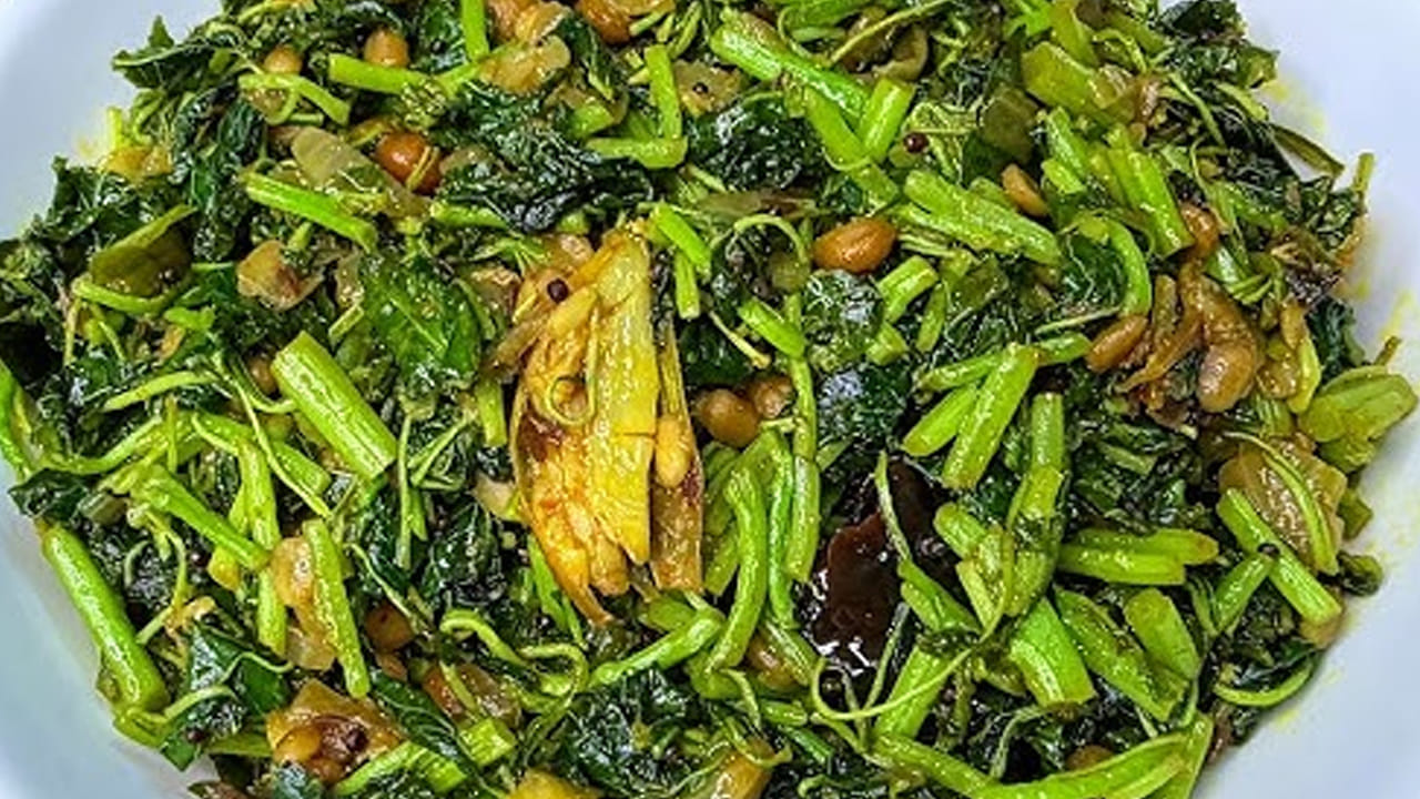  గ్యాస్ స్టవ్ వెలిగించి ఇడ్లీ పాత్ర పెట్టి 15 నుంచి 20 నిముషాల అరకు పొయ్యి మీదే ఉంచి బాగా ఉడికించాలి. 

