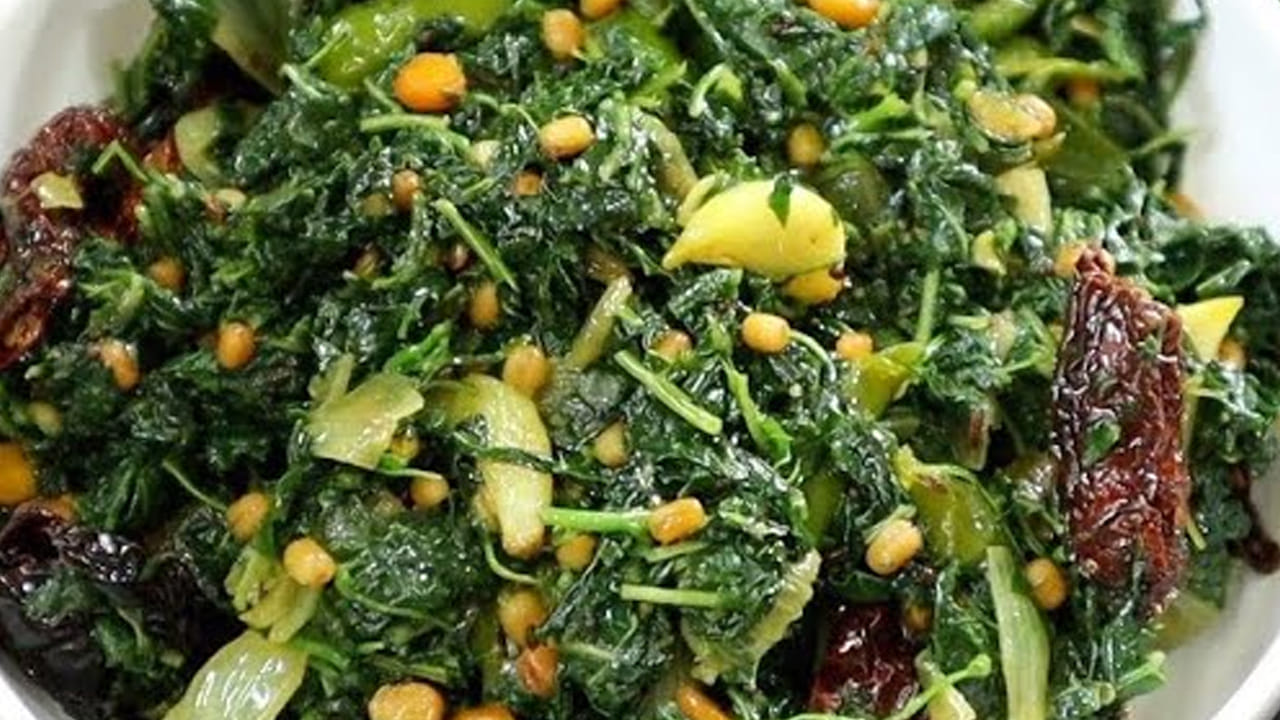 ఇడ్లీలు బాగా ఉడికిన తర్వాత ఒక ప్లేట్ లోకి  తీసుకుని తోటకూరతో కానీ పల్లీల చట్నీ వేసుకుని తింటే చాలా టేస్టీగా ఉంటుంది. 
