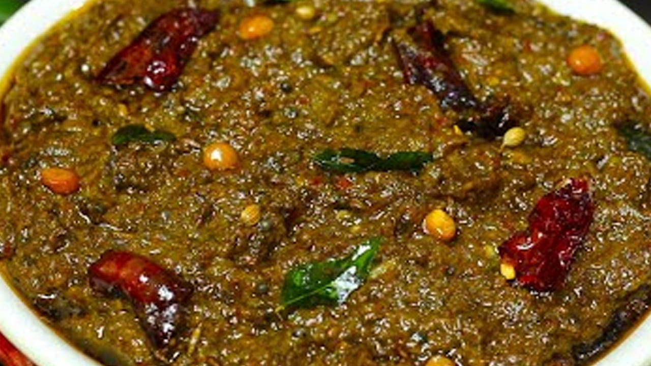 ముందుగా తోటకూరను బాగా శుభ్రం చేసుకుని ఒక గిన్నెలోకి తీసుకుని, పండు మిర్చి, పచ్చి మిర్చి కూడా నీటిలో వాష్ చెసి తేమ లేకుండా పలుచటి క్లాత్ తో  తుడిచి ఆరబెట్టాలి. 
