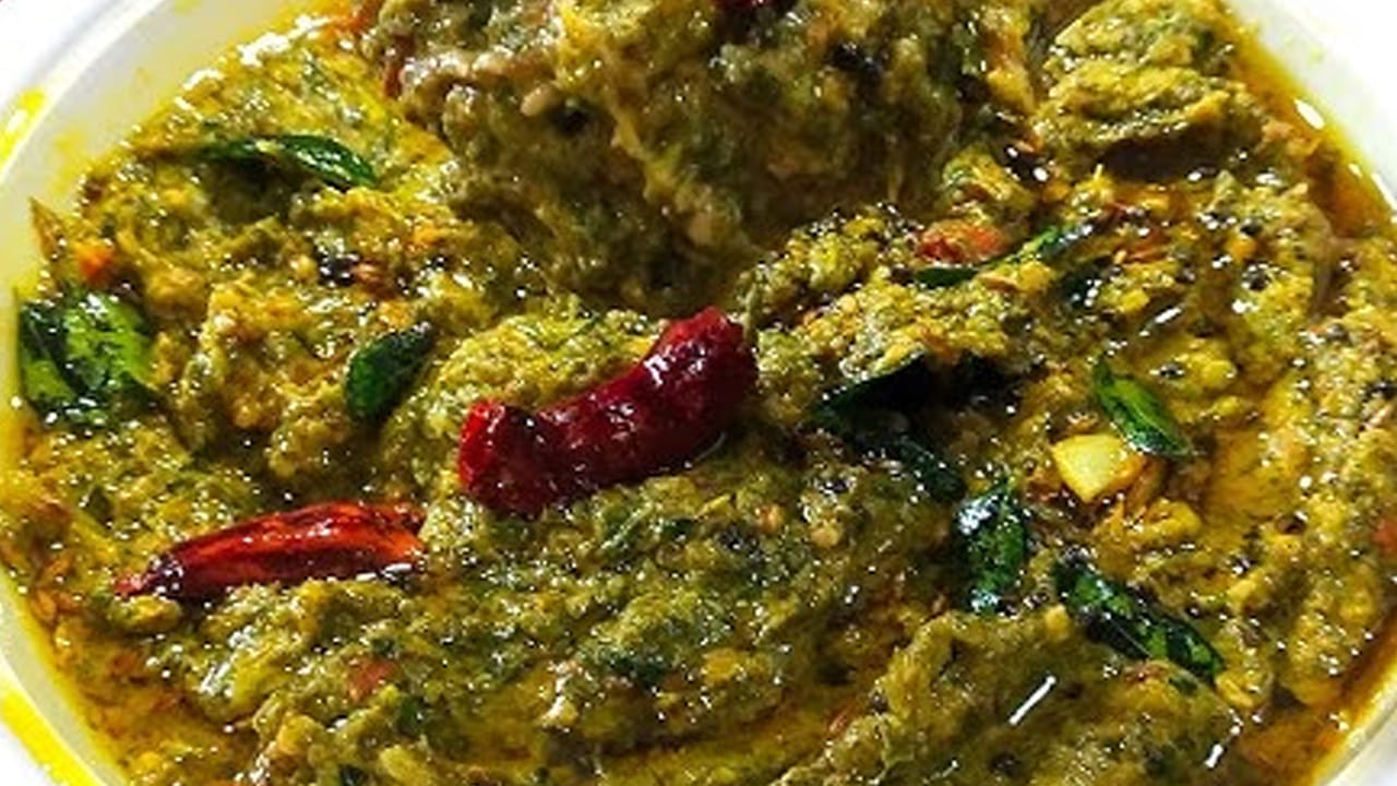 ఆ తర్వాత స్టవ్ వెలిగించి దానిలో ఆయిల్ వేసి తోటకూర ఆకులు, టమాటాలు, పచ్చి మిర్చి, పండు మిర్చి వేసి బాగా మగ్గించుకోవాలి.  ఆ తర్వాత వీటిని రోటిలో ఒక్కొక్కటిగా వేసి కచ్చా పచ్చగా దంచుకుని ఒక ప్లేట్ లో పెట్టుకోవాలి. 
