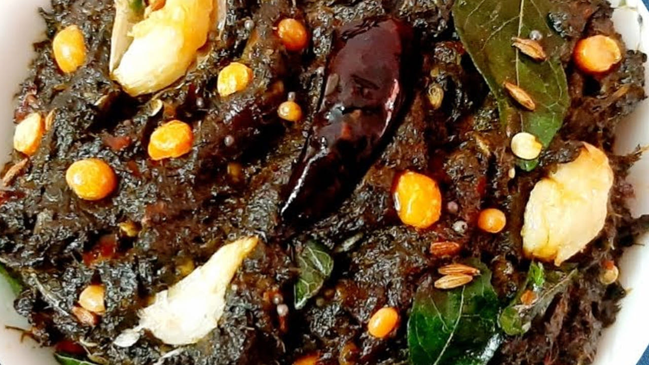 
రోటిలో నూరే టప్పుడు ఉప్పు, చింతపండు,  వెల్లుల్లి రెబ్బలు వేసి బాగా నూరుకోవాలి. రుచిని చూసి సరిపడా ఉప్పు వేసి నూరి ఒక గిన్నెలోకి తీసుకోవాలి. గ్రైండ్ చేసేకన్నా రోటిలో నూరితే రుచిగా అదిరిపోతుంది. ఈ టెస్ట్ కోసం మీరు కూడా ఇలాగే ట్రై చేయండి. 